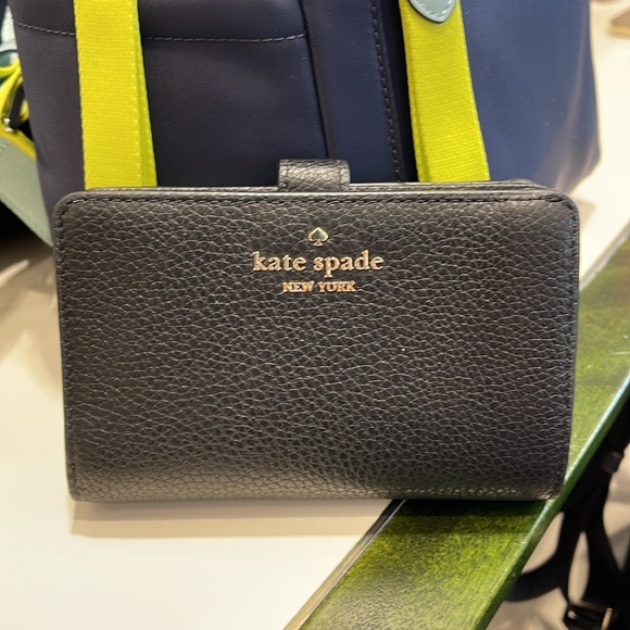 Kate Spade Leila Medium Compact Bifold Wallet
Black
NWT - Picture 3 of 16